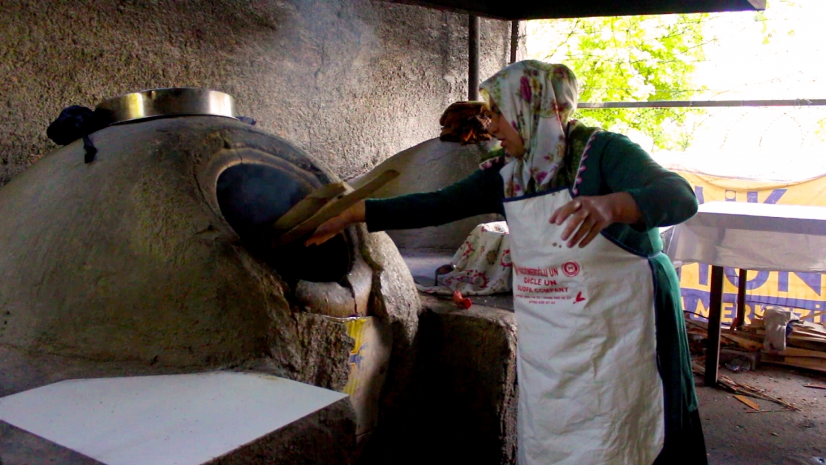 Batmanlı kadınlar yöreye özgü tandır ekmeği üretimini şehre taşıdı
