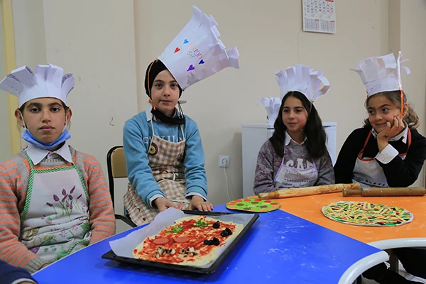MATEMATİĞİ, OKUL MUTFAĞINDA ÖĞRENİYORLAR