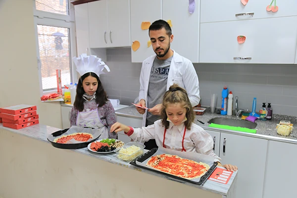 MATEMATİĞİ, OKUL MUTFAĞINDA ÖĞRENİYORLAR
