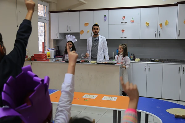 MATEMATİĞİ, OKUL MUTFAĞINDA ÖĞRENİYORLAR