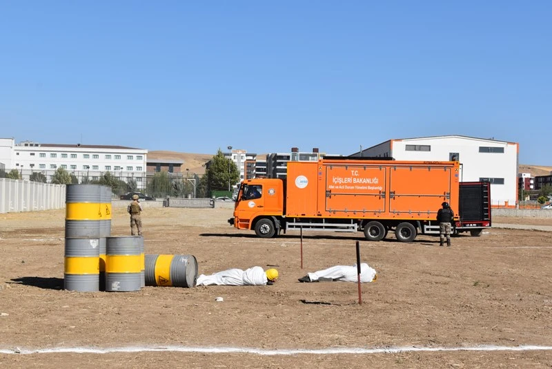 Ekipler, olası deprem için tatbikattaydı