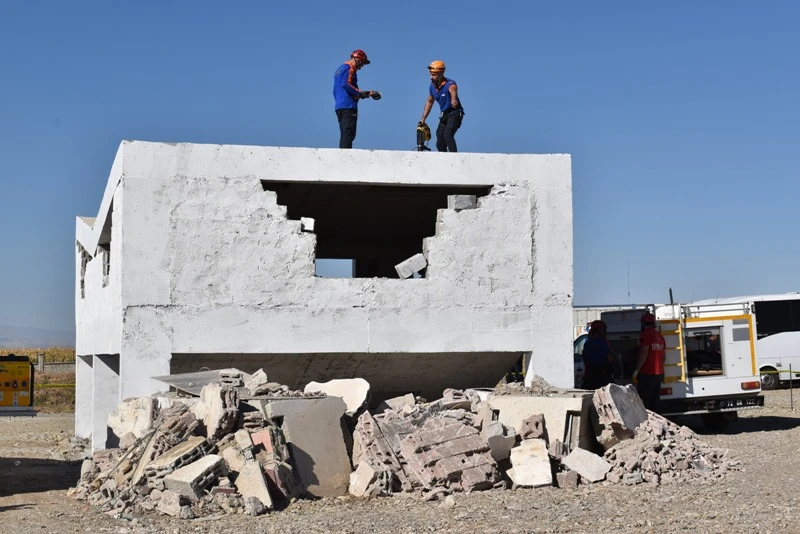 Ekipler, olası deprem için tatbikattaydı