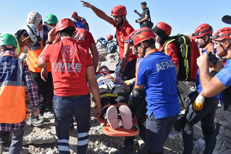 Ekipler, olası deprem için tatbikattaydı