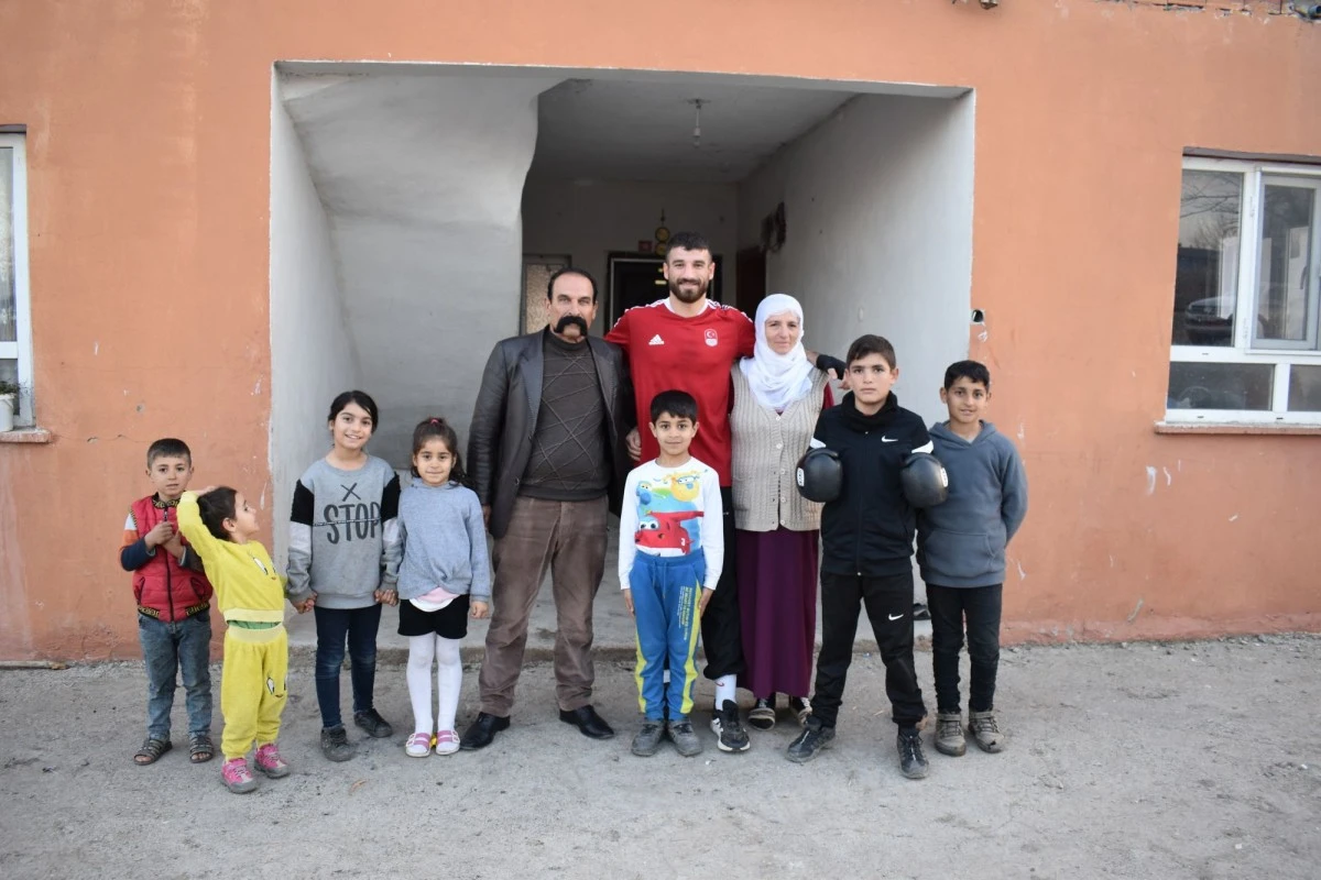 Şampiyonun hedefi, annesine iki inek almak