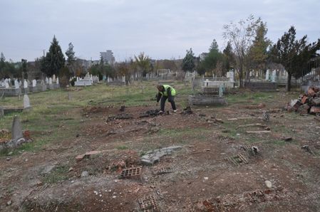 Mezar taşları yenileniyor
