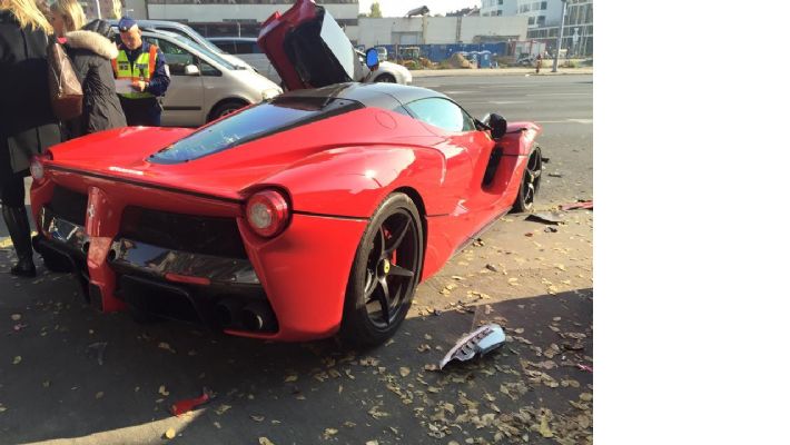 Kadın Sürücü, Kiraladığı 3 Milyon TL'lik Ferrari’yi Haşat Etti