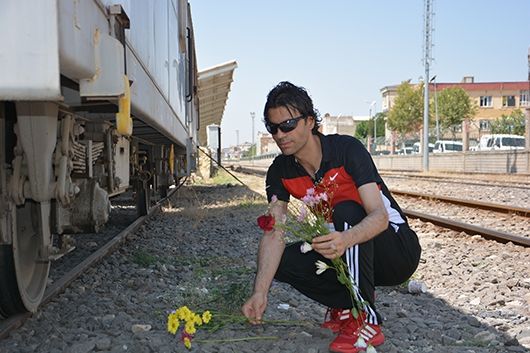 Tren raylarına çiçek bıraktı