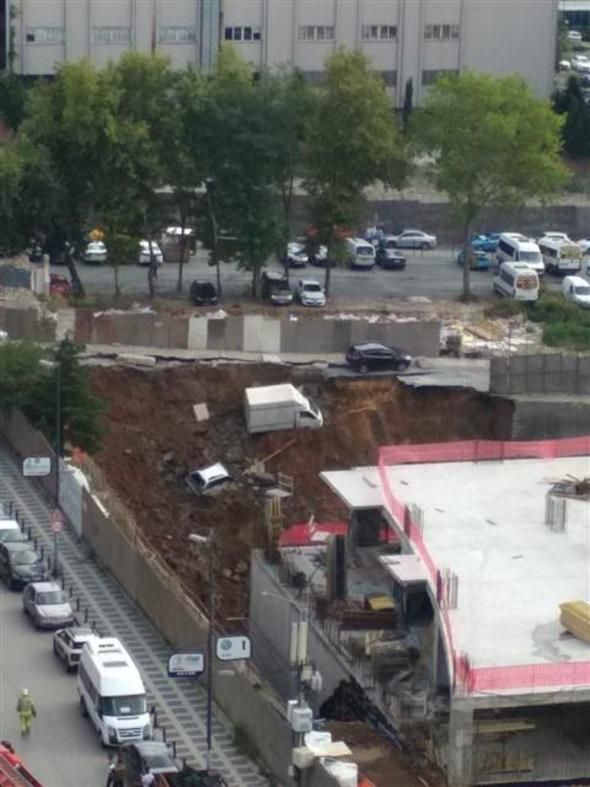 Ümraniye'de inşaatın istinat duvarı çöktü