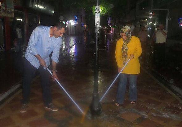 Eşbaşkan Özdemir, Batman sokaklarını yıkadı