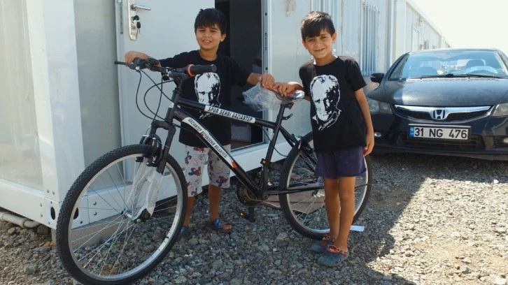 Afetzede çocuklara bisiklet hediye edildi