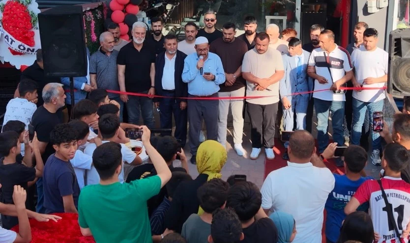 BOOS erkek kuaförü yeni yerinde hizmete açıldı