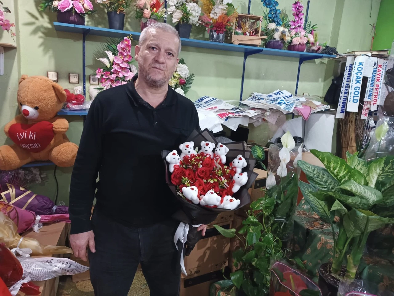 Çiçeklere hayat veren usta