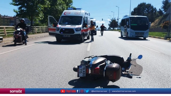 Devrilen motosikletteki 2 kişi yaralandı