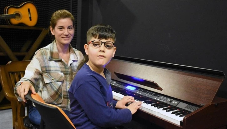 Görme engelli Ertuğrul, piyanoyla hayatını renklendiriyor