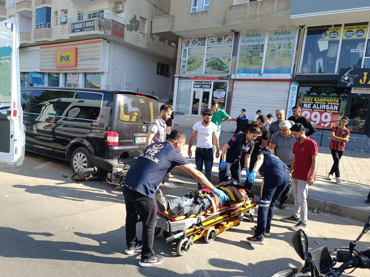 Hafif ticari araçla çarpışan motosikletin sürücüsü yaralandı