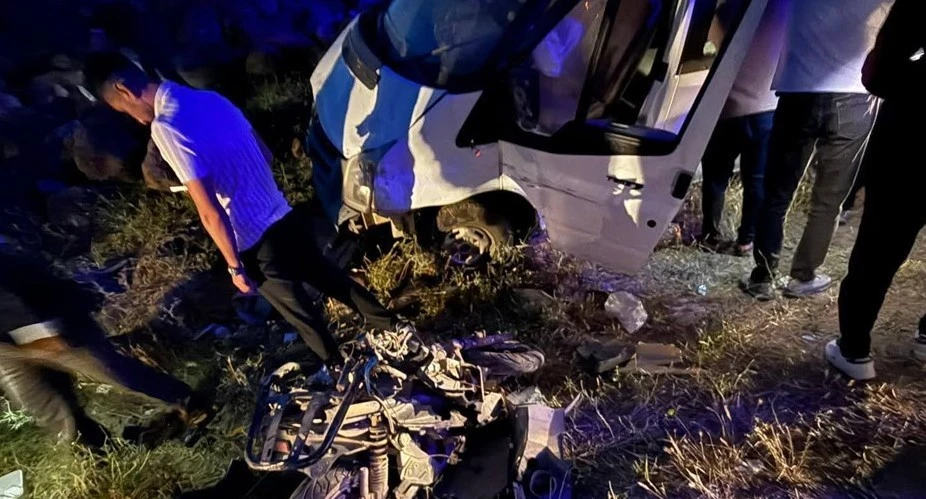 Kamyonetle çarpışan motosikletin sürücüsü öldü, 4 kişi yaral