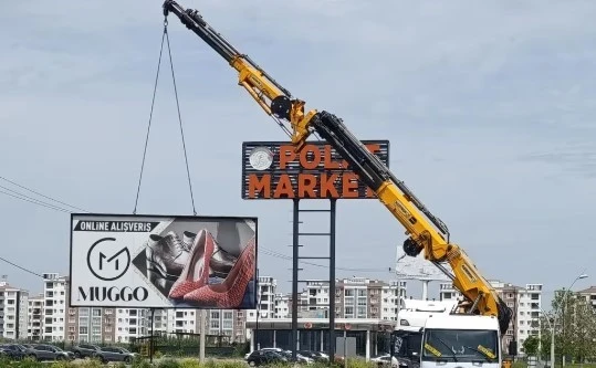 Kent estetiğini bozan reklam yapıları kaldırılıyor