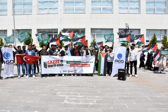 öğrencileri İsrail'in Gazze'ye yönelik saldırılarını protesto etti