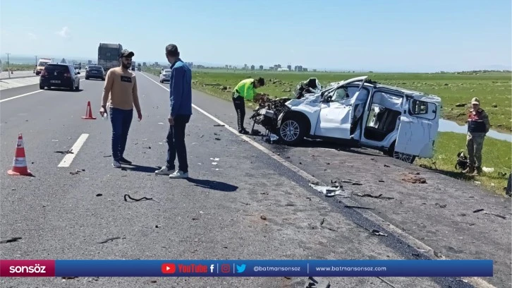 Otomobille hafif ticari aracın çarpıştığı kazada 2 kişi öldü