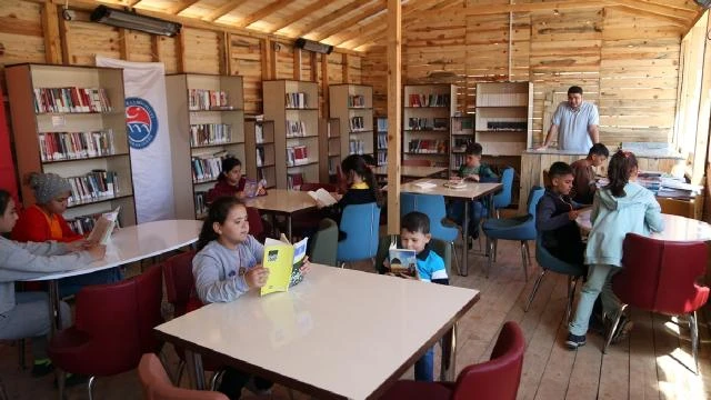 "Oba Kütüphanesi" depremzede çocukların hizmetinde