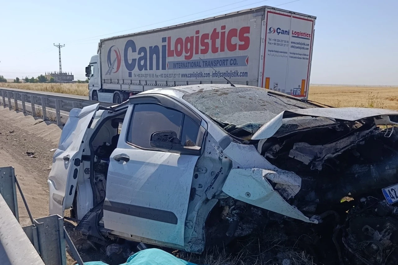 Refüje çarpan otomobildeki 1 kişi öldü, 2 kişi yaralandı