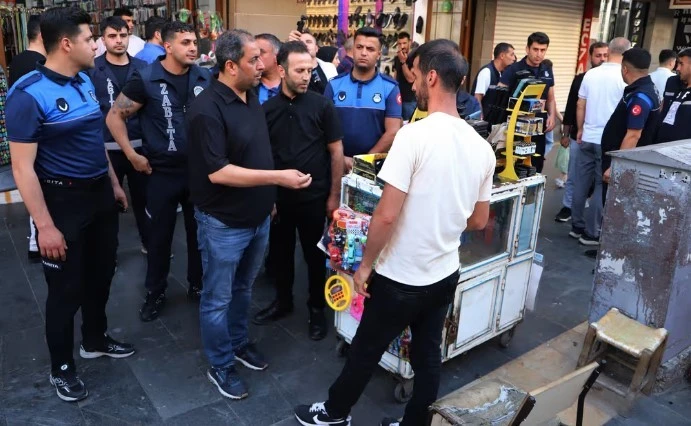 Zabıta ekiplerinden Sur'da kaldırım işgali denetimi