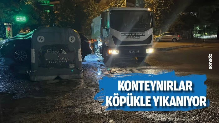 &Ccedil;&ouml;p konteynırları k&ouml;p&uuml;kle yıkanıyor