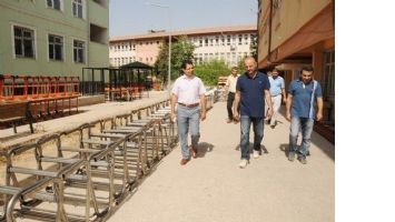 OKULLAR İ&Ccedil;İN MOBİLYA &Uuml;RETİYORLAR
