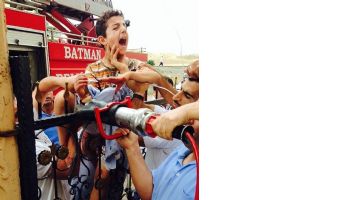 KOLUNA SAPLANAN DEMİRLE HASTANEYE KALDIRILDI