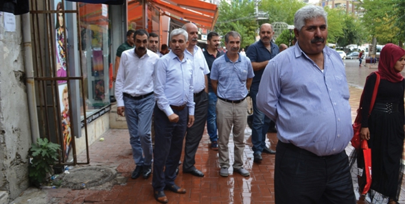 SAVAŞA KARŞI BROŞ&Uuml;R DAĞITTI