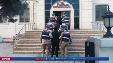 11 d&uuml;zensiz g&ouml;&ccedil;men yakalandı, 5 organizat&ouml;r tutuklandı