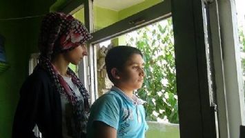 6 YILDIR BABALARINI BEKLİYORLAR