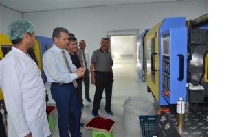 VALİ, &Uuml;RETİM YAPAN FİRMAYI İNCELEDİ
