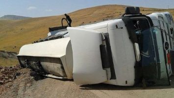 KONTROLDEN &Ccedil;IKAN TIR DEVRİLDİ