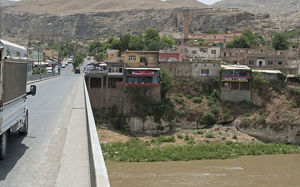 NİŞANLI &Ccedil;İFT, HASANKEYF K&Ouml;PR&Uuml;S&Uuml;NDEN ATLADI