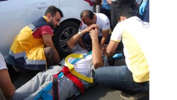 MOTOSİKLETİYLE OTOMOBİLİN ALTINDA KALDI