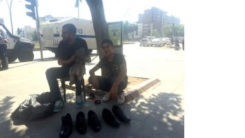 EKMEĞİNİ AYAKKABI BOYACILIĞINDAN &Ccedil;IKARIYOR