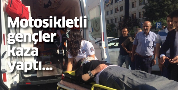 MOTOSİKLETLİ GEN&Ccedil;LER KAZA YAPTI