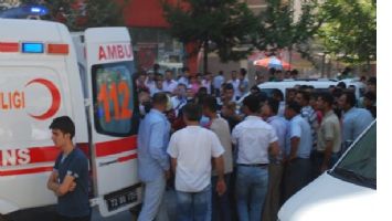 ELMA SOKAĞINDA KAVGA: 6 YARALI