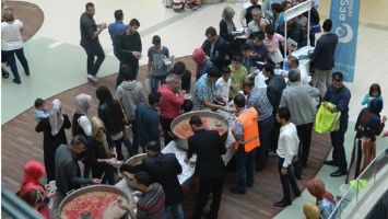 BEŞİR DERNEĞİ AŞURE DAĞITTI