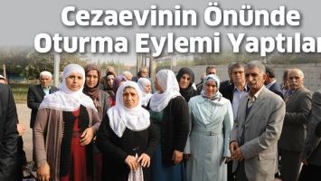 CEZAEVİNİN &Ouml;N&Uuml;NDE OTURMA EYLEMİ YAPTILAR