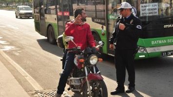 TRAFİK EKİPLERİ, MOTOSİKLET S&Uuml;R&Uuml;C&Uuml;LERİNİ DENETLEDİ