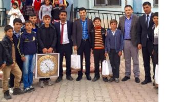 K&Ouml;Y OKULUNA KİTAP YARDIMI YAPILDI
