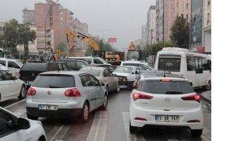 SU BORULARI PATLADI, S&Uuml;R&Uuml;C&Uuml;LER YOLDA KALDI