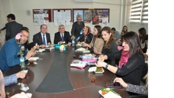ASLAN, &Ouml;ĞRETMENLERE KARANFİL VERDİ