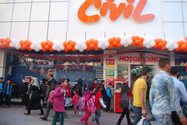CİVİL, &Ccedil;OCUKLARI EĞLENDİRDİ
