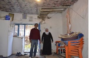 YIKILMA TEHLİKESİ OLAN EVDE YAŞIYORLAR