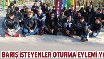 BARIŞ İSTEYENLER OTURMA EYLEMİ YAPTI