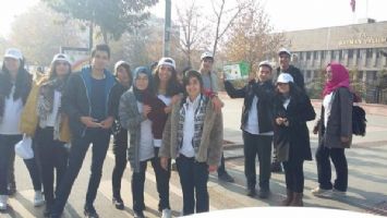 &Ouml;ĞRENCİLER &Ccedil;&Ouml;P TOPLAYARAK MESAJ VERDİ