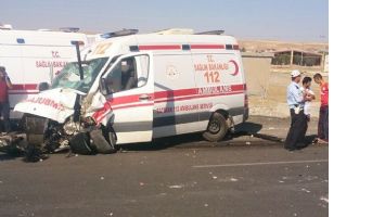 AMBULANS, &Ccedil;EVRE YOLUNDA KAZA YAPTI: 3 YARALI